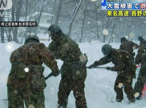 日本暴雪导致15人死亡 安倍赴山梨县慰问|日本
